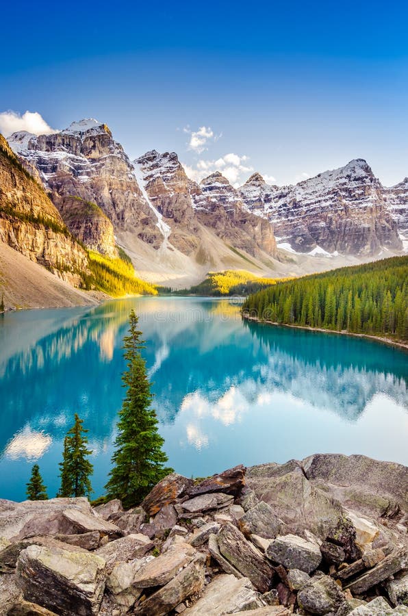Άποψη τοπίων της λίμνης Moraine στα καναδικά δύσκολα βουνά στοκ φωτογραφία με δικαίωμα ελεύθερης χρήσης