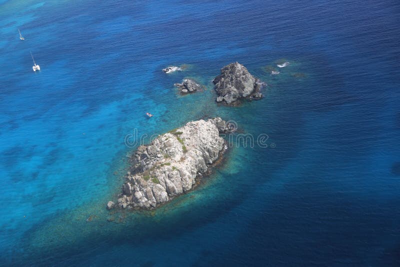 Άποψη του Ariel του εμποδισμένου νησιού στις Καραϊβικές Θάλασσες στοκ εικόνες Άποψη του Ariel του εμποδισμένου νησιού στις Καραϊβικές Θάλασσες στοκ εικόνες