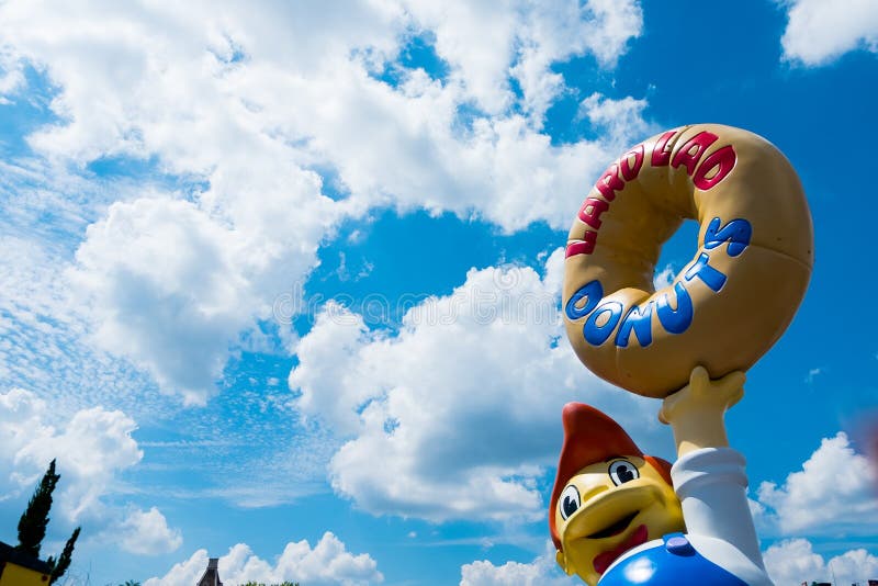 Άποψη του θεματικού πάρκου του Ορλάντο simpson στη Φλώριδα στην ηλιόλουστη θερινή ημέρα με τα donuts στο krustyland στοκ φωτογραφία Άποψη του θεματικού πάρκου του Ορλάντο simpson στη Φλώριδα στην ηλιόλουστη θερινή ημέρα με τα donuts στο krustyland στοκ φωτογραφία