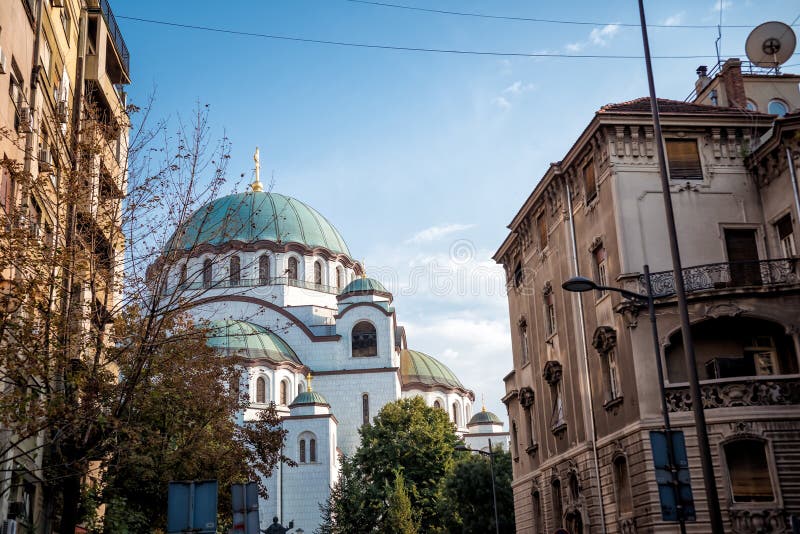 Άποψη του καθεδρικού ναού του ST Sava μέσω της οδού πόλεων στοκ εικόνα Άποψη του καθεδρικού ναού του ST Sava μέσω της οδού πόλεων στοκ εικόνα