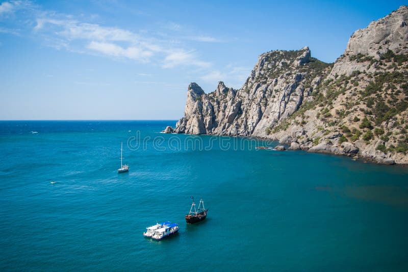 Άποψη του κόλπου, των απότομων βράχων, των σκαφών και των γιοτ στα κύματα της μπλε θάλασσας Δύσκολος όρμος με το ήρεμο νερό στο π στοκ φωτογραφία Άποψη του κόλπου, των απότομων βράχων, των σκαφών και των γιοτ στα κύματα της μπλε θάλασσας Δύσκολος όρμος με το ήρεμο νερό στο π στοκ φωτογραφία