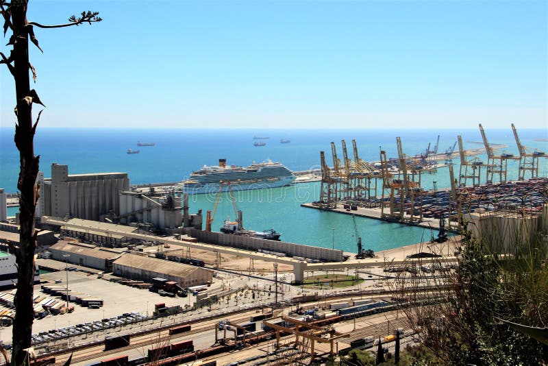Άποψη του μεγάλου εμπορικού λιμένα της Βαρκελώνης από τους περιβάλλοντες λόφους στοκ εικόνα Άποψη του μεγάλου εμπορικού λιμένα της Βαρκελώνης από τους περιβάλλοντες λόφους στοκ εικόνα