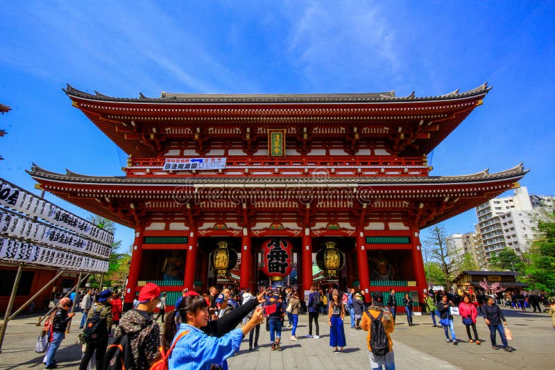 Άποψη του ναού Sensoji, επίσης γνωστή ως Asakusa Kannon Ο δημοφιλέστερος για τους τουρίστες και αυτό ` s ο παλαιότερος ναός στο Τ στοκ εικόνες με δικαίωμα ελεύθερης χρήσης Άποψη του ναού Sensoji, επίσης γνωστή ως Asakusa Kannon Ο δημοφιλέστερος για τους τουρίστες και αυτό ` s ο παλαιότερος ναός στο Τ στοκ εικόνες με δικαίωμα ελεύθερης χρήσης