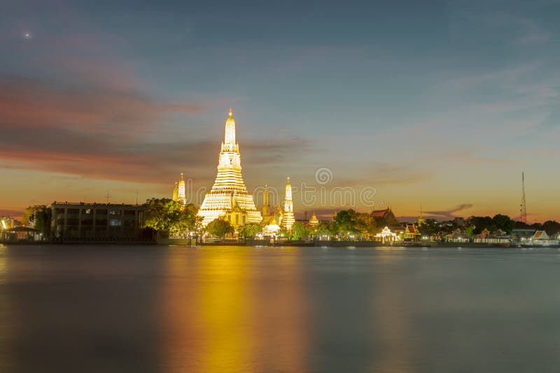 Άποψη του ναού Wat Arun στο ηλιοβασίλεμα στη Μπανγκόκ Ταϊλάνδη Το Wat Arun είν στοκ εικόνες Άποψη του ναού Wat Arun στο ηλιοβασίλεμα στη Μπανγκόκ Ταϊλάνδη Το Wat Arun είν στοκ εικόνες