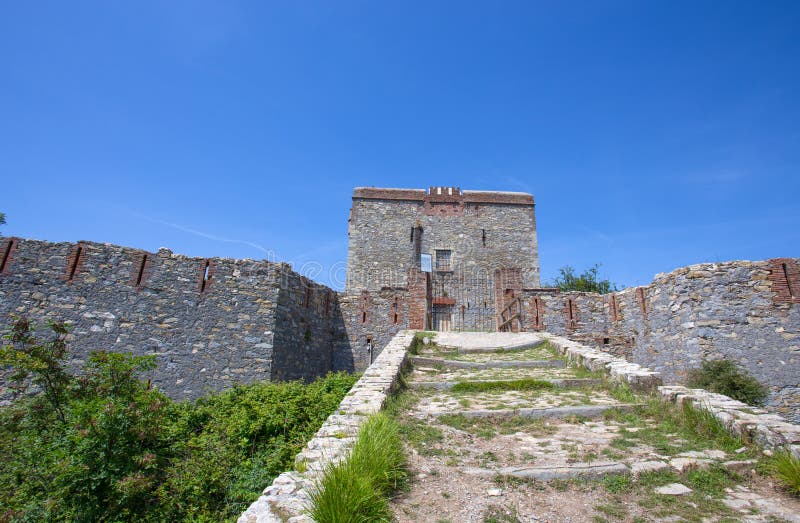 Άποψη του οχυρού Puin στην πόλη του ίχνους Parco delle Mura, Γένοβα Γένοβα, Ιταλία πάρκων της Γένοβας Mura στοκ εικόνες Άποψη του οχυρού Puin στην πόλη του ίχνους Parco delle Mura, Γένοβα Γένοβα, Ιταλία πάρκων της Γένοβας Mura στοκ εικόνες
