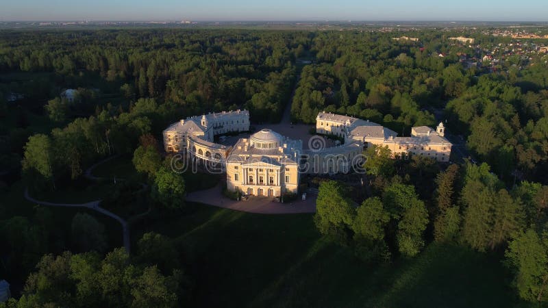 Άποψη του παλαιού Pavlovsk παλατιού, που εξισώνει το εναέριο βίντεο Άγιος Πετρούπολη