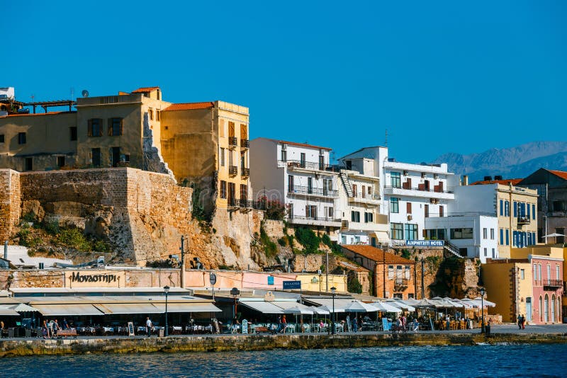 Άποψη του παλαιού λιμένα Chania στην Κρήτη, Ελλάδα Το Chania είναι το δεύτερο - μεγαλύτερη πόλη της Κρήτης στοκ φωτογραφία με δικαίωμα ελεύθερης χρήσης Άποψη του παλαιού λιμένα Chania στην Κρήτη, Ελλάδα Το Chania είναι το δεύτερο - μεγαλύτερη πόλη της Κρήτης στοκ φωτογραφία με δικαίωμα ελεύθερης χρήσης
