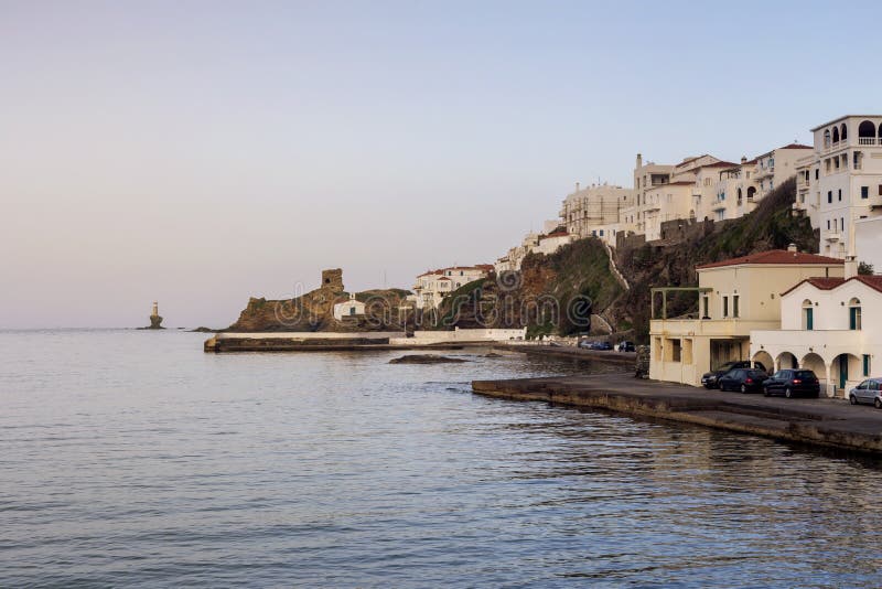Άποψη του πόλης φάρου, του φρουρίου, της εκκλησίας και της θάλασσας Ελλάδα, νησί Άνδρος, Κυκλάδες στοκ φωτογραφία με δικαίωμα ελεύθερης χρήσης Άποψη του πόλης φάρου, του φρουρίου, της εκκλησίας και της θάλασσας Ελλάδα, νησί Άνδρος, Κυκλάδες στοκ φωτογραφία με δικαίωμα ελεύθερης χρήσης