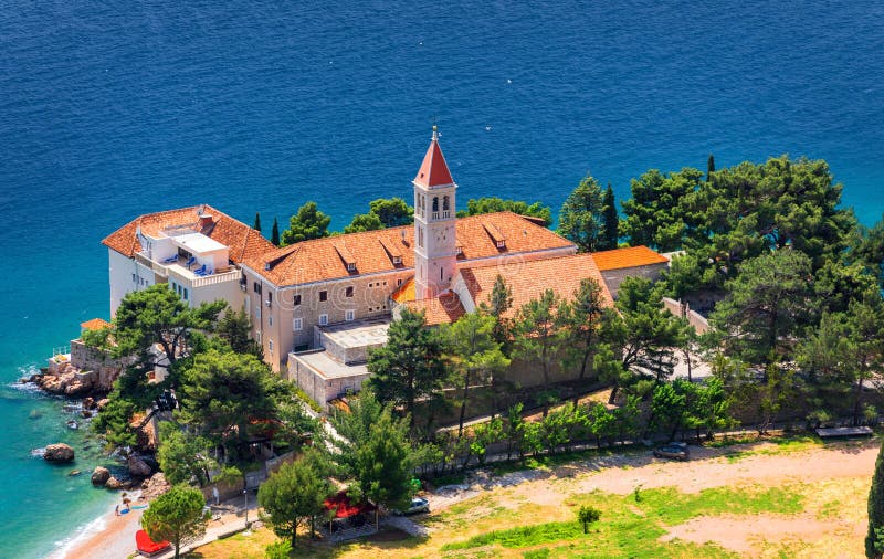 Άποψη του όμορφου κόλπου με την παραλία και του δομινικανού μοναστηριού στην πόλη Bol, νησί Brac, Κροατία Δομινικανό μοναστήρι σε στοκ φωτογραφία Άποψη του όμορφου κόλπου με την παραλία και του δομινικανού μοναστηριού στην πόλη Bol, νησί Brac, Κροατία Δομινικανό μοναστήρι σε στοκ φωτογραφία