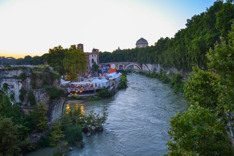 Άποψη των γεφυρών Fabricius, του νησιού Tiber και του ποταμού Tiber από Ponte στοκ φωτογραφίες Άποψη των γεφυρών Fabricius, του νησιού Tiber και του ποταμού Tiber από Ponte στοκ φωτογραφίες