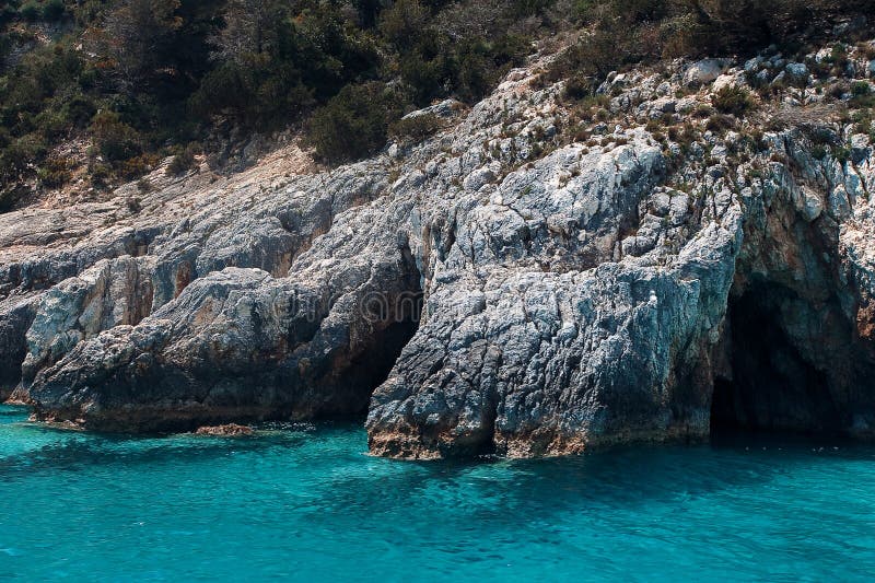 Άποψη των διάσημων μπλε σπηλιών στο νησί της Ζάκυνθου στην Ελλάδα, Ευρ στοκ εικόνα με δικαίωμα ελεύθερης χρήσης Άποψη των διάσημων μπλε σπηλιών στο νησί της Ζάκυνθου στην Ελλάδα, Ευρ στοκ εικόνα με δικαίωμα ελεύθερης χρήσης