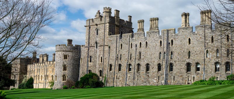 Άποψη των τοίχων Windsor Castle και του πύργου με τα σχηματισμένα αψίδα παράθυρα, Αγγλία στοκ φωτογραφία Άποψη των τοίχων Windsor Castle και του πύργου με τα σχηματισμένα αψίδα παράθυρα, Αγγλία στοκ φωτογραφία