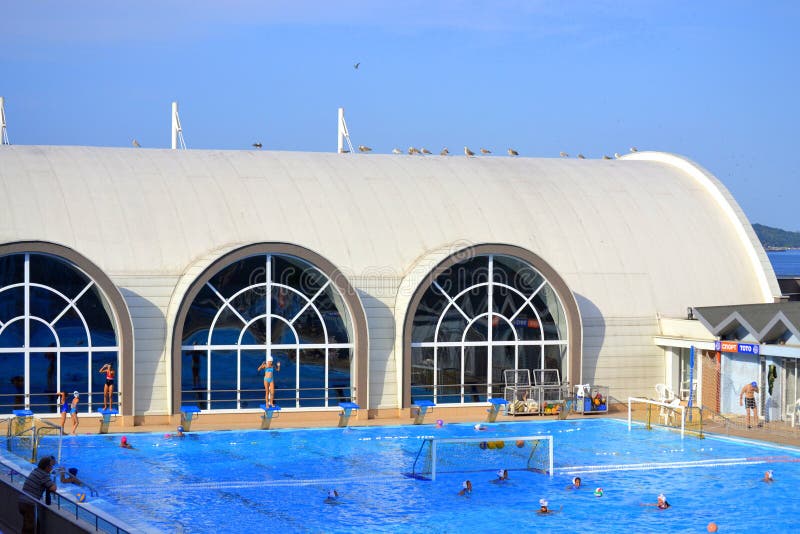 Άσκηση παιδιών σε μια λίμνη στοκ εικόνα με δικαίωμα ελεύθερης χρήσης Άσκηση παιδιών σε μια λίμνη στοκ εικόνα με δικαίωμα ελεύθερης χρήσης