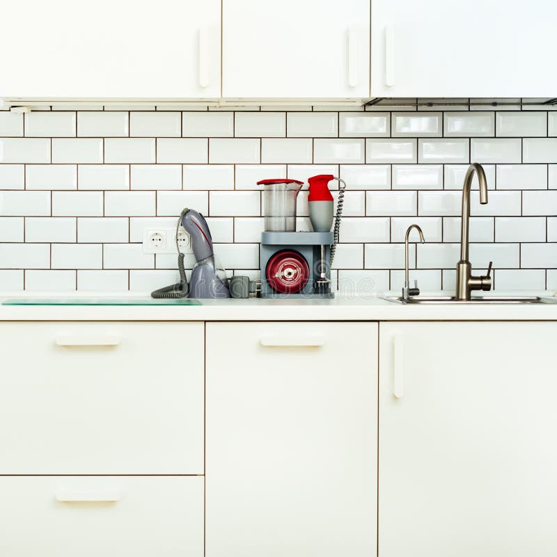 Άσπρα minimalistic εσωτερικό και σχέδιο κουζινών Υπόβαθρο τοίχων κεραμιδιών Οικιακές συσκευές - μπλέντερ, κενή μηχανή στοκ φωτογραφίες Άσπρα minimalistic εσωτερικό και σχέδιο κουζινών Υπόβαθρο τοίχων κεραμιδιών Οικιακές συσκευές - μπλέντερ, κενή μηχανή στοκ φωτογραφίες