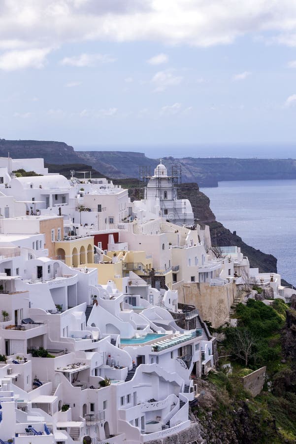 Άσπρα παραδοσιακά ελληνικά σπίτια σε μια βουνοπλαγιά στο νησί Santorini Όμορφη άποψη της θάλασσας, το σκάφος, το ηφαίστειο και bu στοκ φωτογραφίες με δικαίωμα ελεύθερης χρήσης Άσπρα παραδοσιακά ελληνικά σπίτια σε μια βουνοπλαγιά στο νησί Santorini Όμορφη άποψη της θάλασσας, το σκάφος, το ηφαίστειο και bu στοκ φωτογραφίες με δικαίωμα ελεύθερης χρήσης