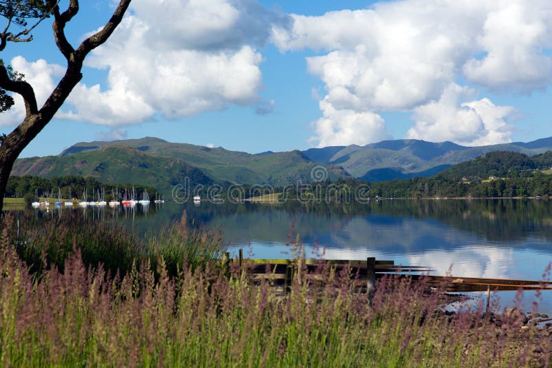 Άσπρα σύννεφα μπλε ουρανού βουνών Ullswater Cumbria περιοχής βρετανικών λιμνών στοκ εικόνες Άσπρα σύννεφα μπλε ουρανού βουνών Ullswater Cumbria περιοχής βρετανικών λιμνών στοκ εικόνες