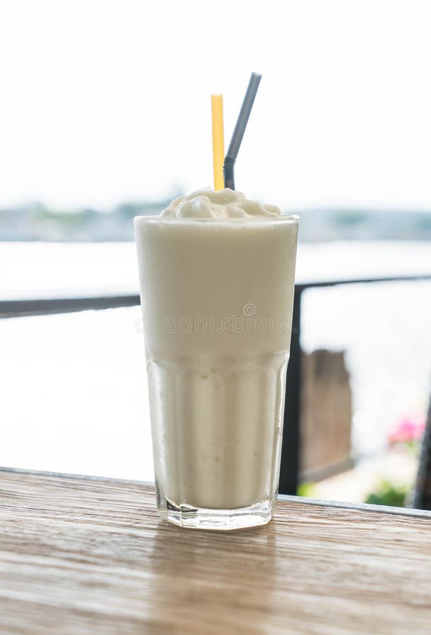άσπρη βύνη milkshake στοκ εικόνες με δικαίωμα ελεύθερης χρήσης