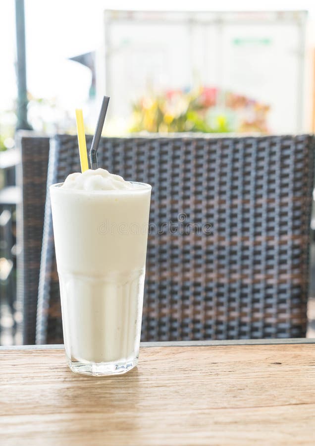 άσπρη βύνη milkshake στον ξύλινο πίνακα