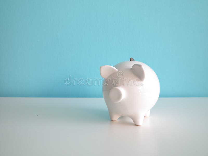 Άσπρη κεραμική piggy τράπεζα με τα ευρο- νομίσματα στον πίνακα στοκ φωτογραφία Άσπρη κεραμική piggy τράπεζα με τα ευρο- νομίσματα στον πίνακα στοκ φωτογραφία