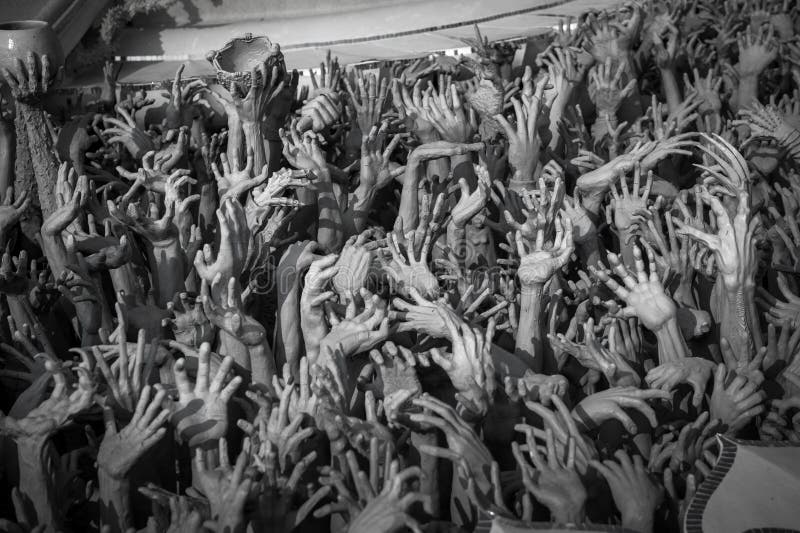 Άσπρη κόλαση μορφής χεριών, Wat Rong Khun στοκ φωτογραφίες