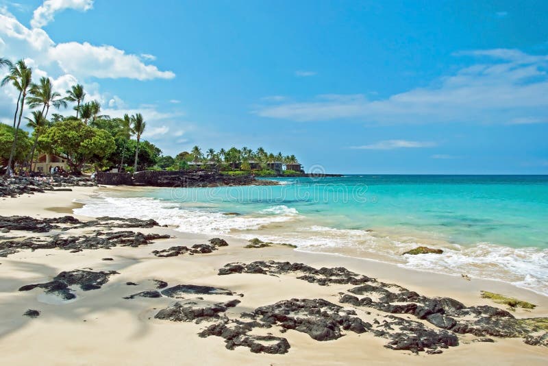 Άσπρη παραλία άμμου στο μεγάλο νησί της Χαβάης με τον κυανό ωκεανό στο backgr