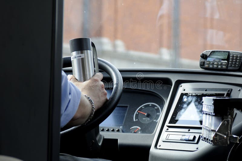 ΆΣΠΡΟ DRIVE ΛΕΩΦΟΡΕΊΟ ΚΟΥΠΏΝ ΕΚΜΕΤΆΛΛΕΥΣΗΣ ΛΕΩΦΟΡΕΙΩΝ DDRIVER στοκ φωτογραφία με δικαίωμα ελεύθερης χρήσης