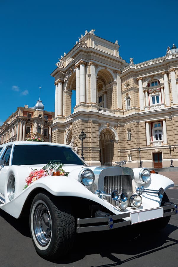 Άσπρο limousine γαμήλιας πολυτέλειας που αναμένει μπροστά από ένα παλάτι στοκ φωτογραφία με δικαίωμα ελεύθερης χρήσης Άσπρο limousine γαμήλιας πολυτέλειας που αναμένει μπροστά από ένα παλάτι στοκ φωτογραφία με δικαίωμα ελεύθερης χρήσης