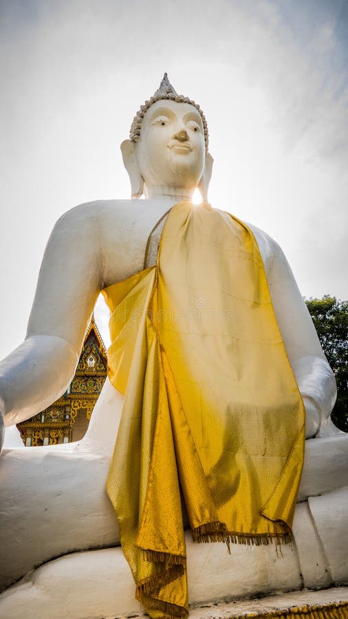 Άσπρο άγαλμα του Βούδα στο βουδιστικό ναό Wat Prang Luang (δημόσιος ναός) σε Nonthaburi, Ταϊλάνδη στοκ φωτογραφία με δικαίωμα ελεύθερης χρήσης Άσπρο άγαλμα του Βούδα στο βουδιστικό ναό Wat Prang Luang (δημόσιος ναός) σε Nonthaburi, Ταϊλάνδη στοκ φωτογραφία με δικαίωμα ελεύθερης χρήσης