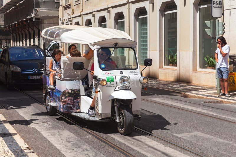 Άσπρο αμάξι ταξί Tuk Tuk με τους τουρίστες στοκ φωτογραφία με δικαίωμα ελεύθερης χρήσης Άσπρο αμάξι ταξί Tuk Tuk με τους τουρίστες στοκ φωτογραφία με δικαίωμα ελεύθερης χρήσης