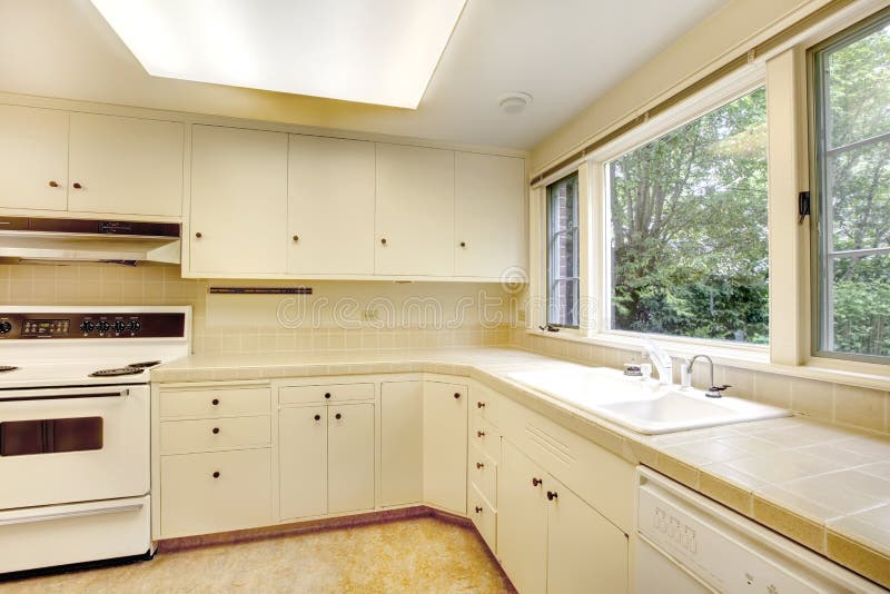 Άσπρο απλό παλαιό εσωτερικό κουζινών στο αμερικανικό ιστορικό σπίτι.