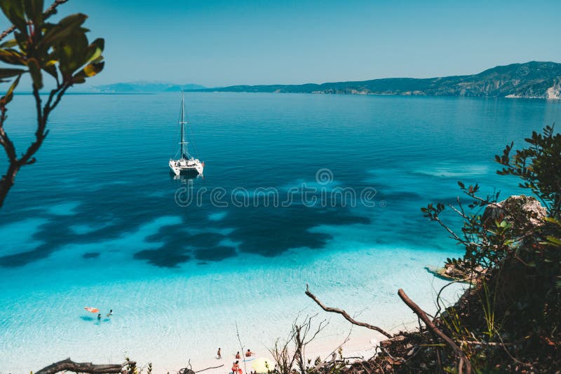 Άσπρο γιοτ καταμαράν στην άγκυρα στη σαφή κυανή επιφάνεια νερού στην ήρεμη μπλε λιμνοθάλασσα Unrecognizable ελεύθερος χρόνος τουρ στοκ εικόνα με δικαίωμα ελεύθερης χρήσης Άσπρο γιοτ καταμαράν στην άγκυρα στη σαφή κυανή επιφάνεια νερού στην ήρεμη μπλε λιμνοθάλασσα Unrecognizable ελεύθερος χρόνος τουρ στοκ εικόνα με δικαίωμα ελεύθερης χρήσης