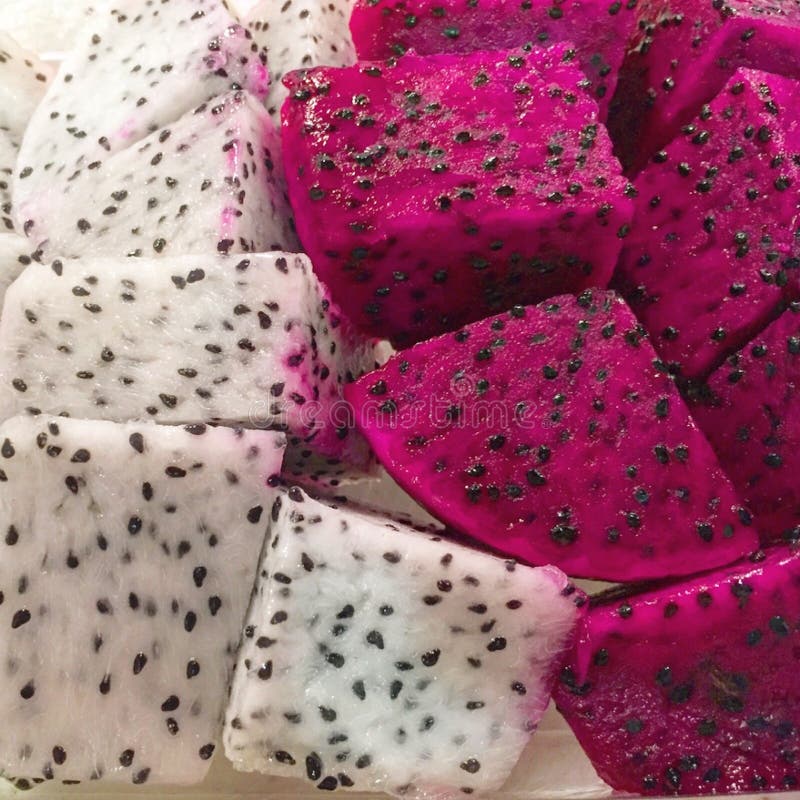 Άσπρο και κόκκινο dragonfruit στοκ εικόνες με δικαίωμα ελεύθερης χρήσης Άσπρο και κόκκινο dragonfruit στοκ εικόνες με δικαίωμα ελεύθερης χρήσης