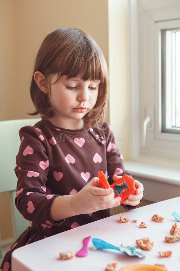 Άσπρο καυκάσιο plasticine παιχνιδιού κοριτσιών preschooler playdough στο εσωτερικό στο σπίτι στοκ εικόνες με δικαίωμα ελεύθερης χρήσης Άσπρο καυκάσιο plasticine παιχνιδιού κοριτσιών preschooler playdough στο εσωτερικό στο σπίτι στοκ εικόνες με δικαίωμα ελεύθερης χρήσης