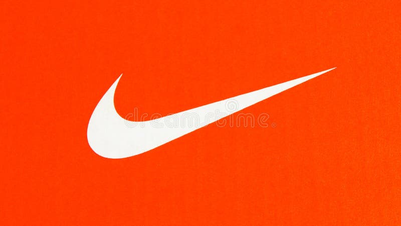Άσπρο λογότυπο της Nike στο πορτοκαλί κιβώτιο πάνινων παπουτσιών χαρτονιού στοκ εικόνες Άσπρο λογότυπο της Nike στο πορτοκαλί κιβώτιο πάνινων παπουτσιών χαρτονιού στοκ εικόνες