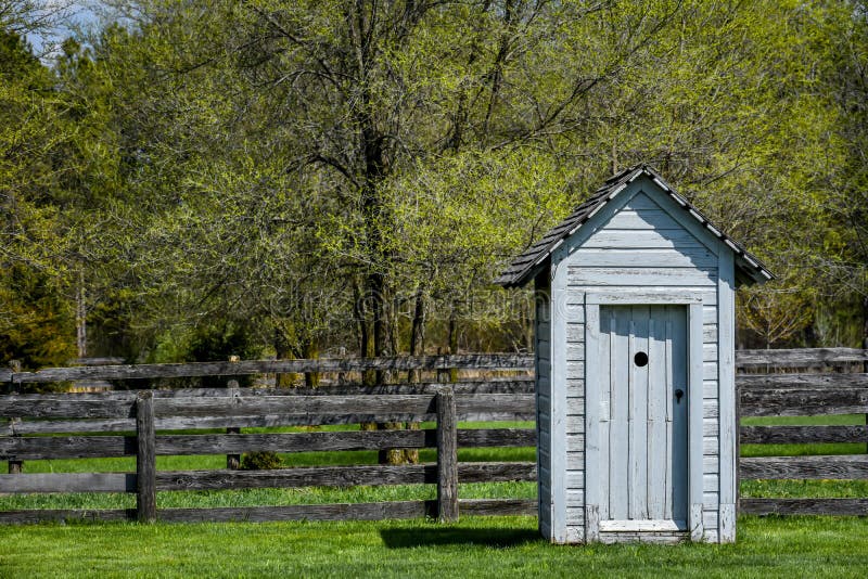 Άσπρο ξύλινο Outhouse - ντεμοντέ λουτρό στοκ εικόνα με δικαίωμα ελεύθερης χρήσης