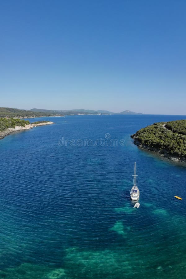 Άσπρο πλέοντας γιοτ σκαφών εν πλω στα ρηχά νερά κοντά στην ακτή Εναέρια άποψη κηφήνων sailboat στοκ φωτογραφίες με δικαίωμα ελεύθερης χρήσης Άσπρο πλέοντας γιοτ σκαφών εν πλω στα ρηχά νερά κοντά στην ακτή Εναέρια άποψη κηφήνων sailboat στοκ φωτογραφίες με δικαίωμα ελεύθερης χρήσης