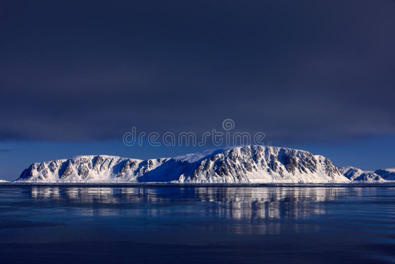 Άσπρο χιονώδες βουνό, μπλε παγετώνας Svalbard, Νορβηγία Πάγος στον ωκεανό Λυκόφως παγόβουνων, ωκεανός Ρόδινα σύννεφα με το επιπλέ στοκ εικόνα με δικαίωμα ελεύθερης χρήσης Άσπρο χιονώδες βουνό, μπλε παγετώνας Svalbard, Νορβηγία Πάγος στον ωκεανό Λυκόφως παγόβουνων, ωκεανός Ρόδινα σύννεφα με το επιπλέ στοκ εικόνα με δικαίωμα ελεύθερης χρήσης