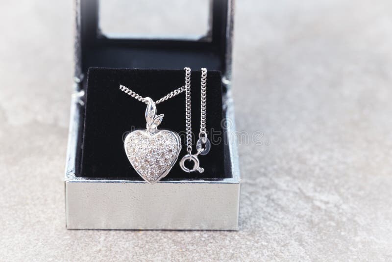 Άσπρο χρυσό κρεμαστό κόσμημα διαμαντιών locket με το περιδέραιο στοκ εικόνες Άσπρο χρυσό κρεμαστό κόσμημα διαμαντιών locket με το περιδέραιο στοκ εικόνες