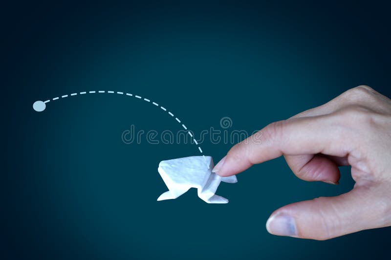 Άσπρος βάτραχος origami στο μαύρο υπόβαθρο, επαυξητική αύξηση έννοιας, επιχείρηση, γιγαντιαία αύξηση πηδήματος στοκ εικόνες με δικαίωμα ελεύθερης χρήσης Άσπρος βάτραχος origami στο μαύρο υπόβαθρο, επαυξητική αύξηση έννοιας, επιχείρηση, γιγαντιαία αύξηση πηδήματος στοκ εικόνες με δικαίωμα ελεύθερης χρήσης