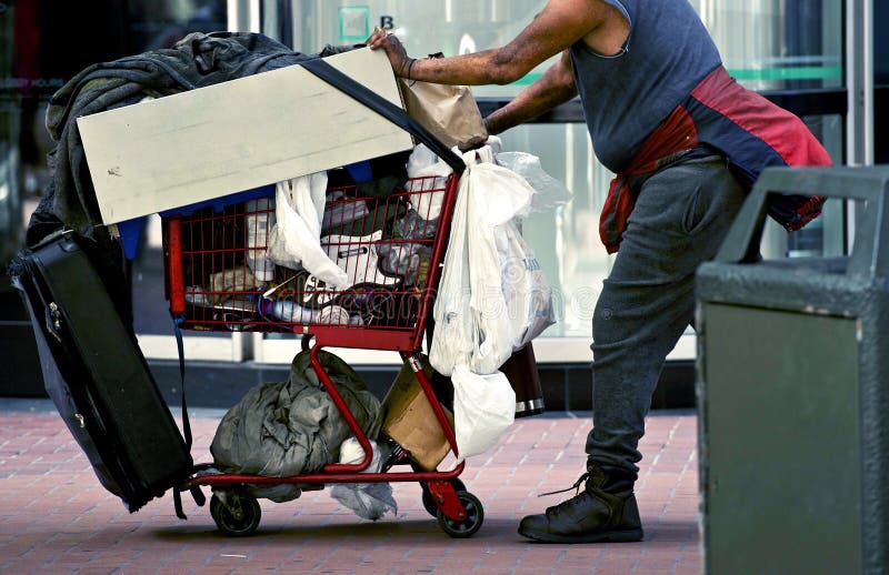 Άστεγοι με το κάρρο αγορών στοκ εικόνα