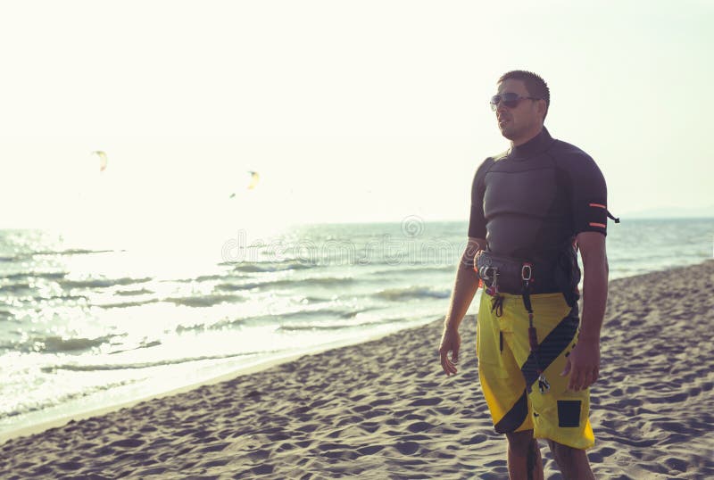 Άτομο lifesaver που προσέχει την κατάσταση στη θάλασσα στοκ φωτογραφία με δικαίωμα ελεύθερης χρήσης Άτομο lifesaver που προσέχει την κατάσταση στη θάλασσα στοκ φωτογραφία με δικαίωμα ελεύθερης χρήσης