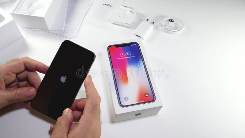 Άτομο unbox το πιό πρόσφατο iPhone Χ έναρξη πρώτης προβολής