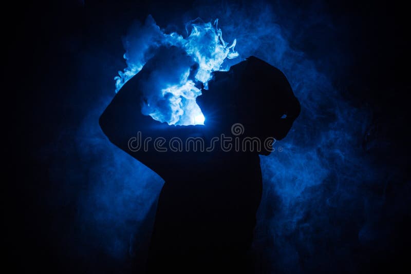 Άτομο Vaping που κρατά έναν νεαρό δικυκλιστή Ένα σύννεφο του ατμού Μαύρη ανασκόπηση Vaping ένα ηλεκτρονικό τσιγάρο με πολύ καπνό στοκ εικόνες Άτομο Vaping που κρατά έναν νεαρό δικυκλιστή Ένα σύννεφο του ατμού Μαύρη ανασκόπηση Vaping ένα ηλεκτρονικό τσιγάρο με πολύ καπνό στοκ εικόνες
