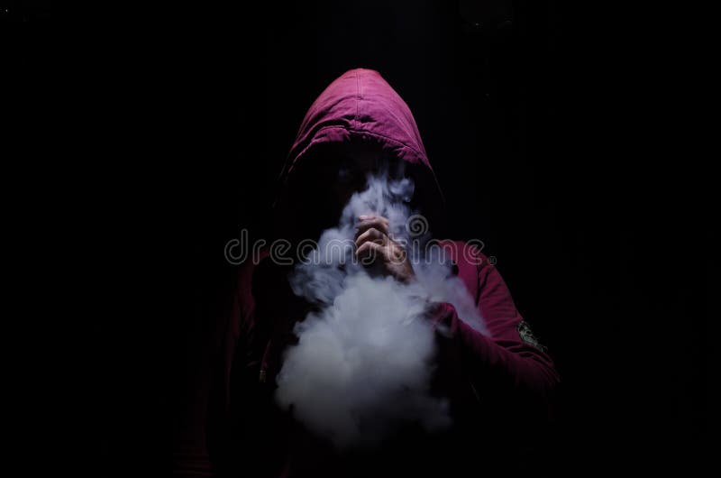 Άτομο Vaping που κρατά έναν νεαρό δικυκλιστή Ένα σύννεφο του ατμού Μαύρη ανασκόπηση Vaping ένα ηλεκτρονικό τσιγάρο με πολύ καπνό στοκ φωτογραφία με δικαίωμα ελεύθερης χρήσης Άτομο Vaping που κρατά έναν νεαρό δικυκλιστή Ένα σύννεφο του ατμού Μαύρη ανασκόπηση Vaping ένα ηλεκτρονικό τσιγάρο με πολύ καπνό στοκ φωτογραφία με δικαίωμα ελεύθερης χρήσης