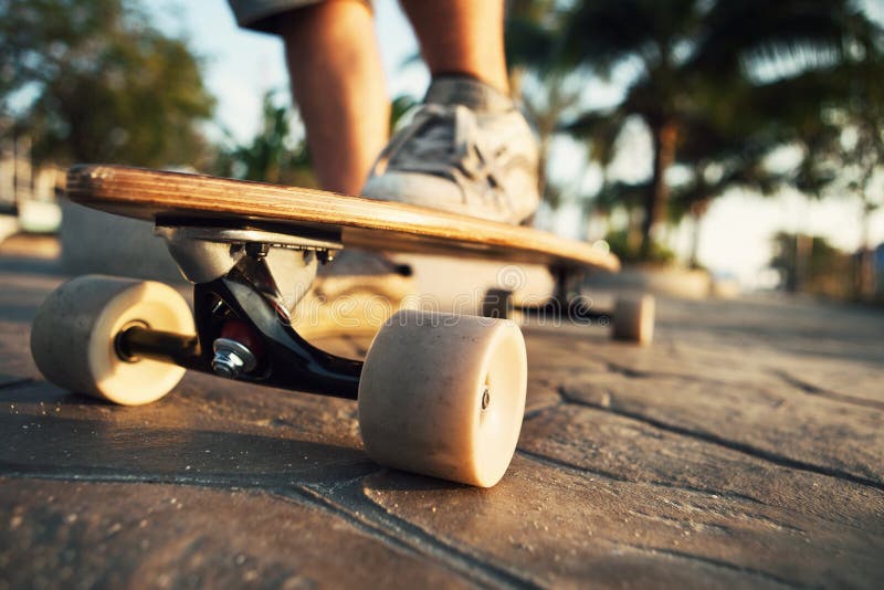 Άτομο και Longboardon ο περίπατος στοκ φωτογραφία με δικαίωμα ελεύθερης χρήσης Άτομο και Longboardon ο περίπατος στοκ φωτογραφία με δικαίωμα ελεύθερης χρήσης