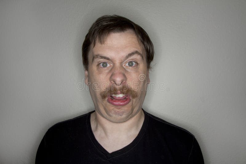 Άτομο με ένα mustache που κάνει ένα αστείο πρόσωπο στοκ φωτογραφίες με δικαίωμα ελεύθερης χρήσης Άτομο με ένα mustache που κάνει ένα αστείο πρόσωπο στοκ φωτογραφίες με δικαίωμα ελεύθερης χρήσης