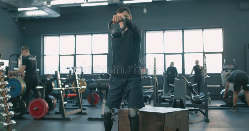 άτομο με ειδικές ανάγκες με καλλιτεχνικά πόδια που σηκώνει το κουδούνι απόθεμα βίντεο