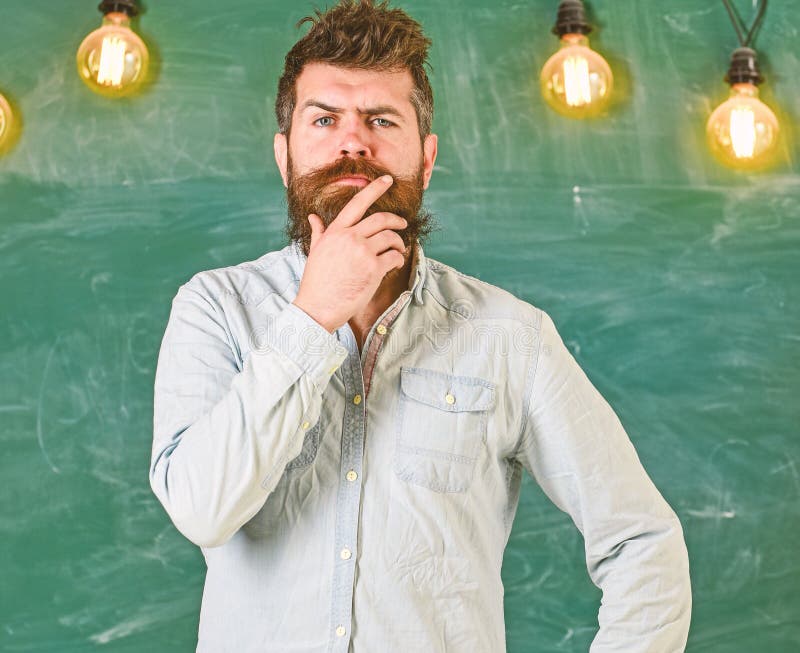Άτομο με τη γενειάδα και mustache στη στοχαστική στάση προσώπου μπροστά από τον πίνακα κιμωλίας Διανοητική έννοια στόχου Σκέψη τύ στοκ φωτογραφίες Άτομο με τη γενειάδα και mustache στη στοχαστική στάση προσώπου μπροστά από τον πίνακα κιμωλίας Διανοητική έννοια στόχου Σκέψη τύ στοκ φωτογραφίες