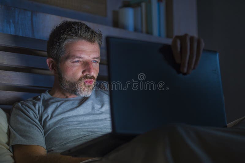 Άτομο μόνο στο κρεβάτι που παίζει cybersex χρησιμοποιώντας τον κινηματογράφο φύλων πορνογραφικού προσοχής φορητών προσωπικών υπολ στοκ εικόνα με δικαίωμα ελεύθερης χρήσης Άτομο μόνο στο κρεβάτι που παίζει cybersex χρησιμοποιώντας τον κινηματογράφο φύλων πορνογραφικού προσοχής φορητών προσωπικών υπολ στοκ εικόνα με δικαίωμα ελεύθερης χρήσης