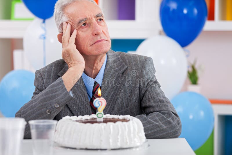 Άτομο που έχει την ασθένεια του Alzheimer στα γενέθλια στοκ εικόνες Άτομο που έχει την ασθένεια του Alzheimer στα γενέθλια στοκ εικόνες